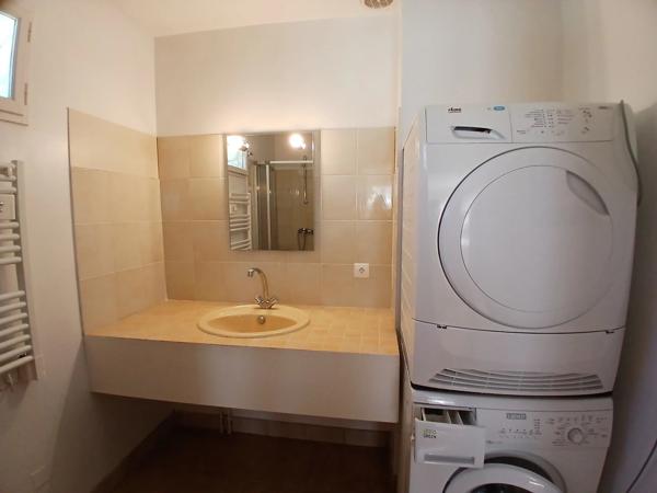 Propriété de 5 chambres située à la lisière du village, offrant de jolies vues.