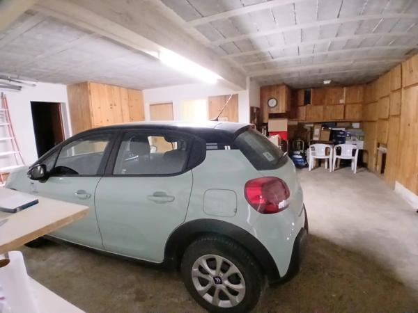 Propriété de 5 chambres située à la lisière du village, offrant de jolies vues.