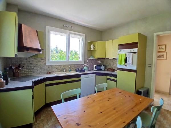 Propriété de 5 chambres située à la lisière du village, offrant de jolies vues.
