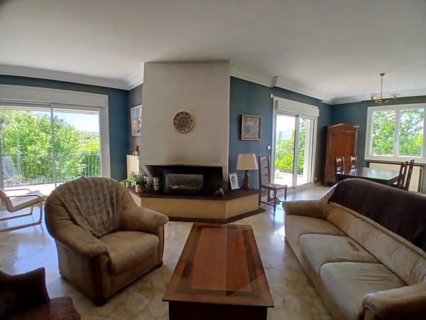 Propriété de 5 chambres située à la lisière du village, offrant de jolies vues.