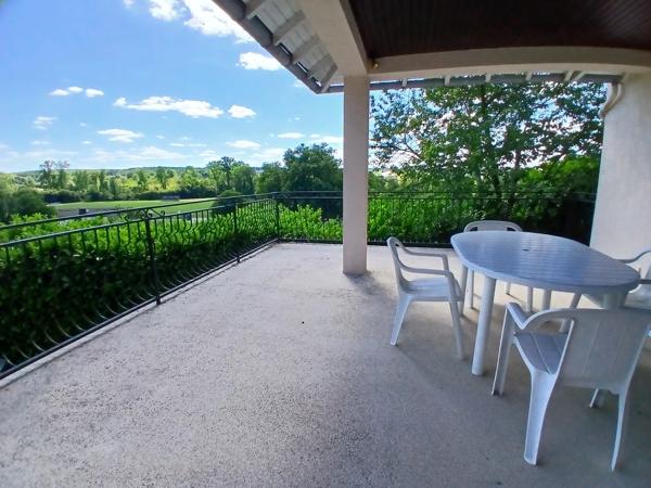 Propriété de 5 chambres située à la lisière du village, offrant de jolies vues.