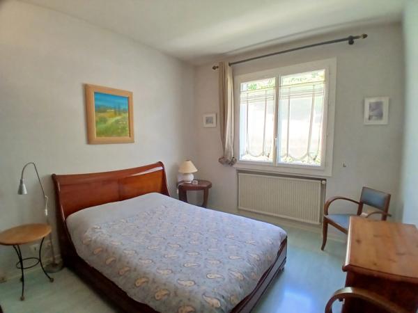 Propriété de 5 chambres située à la lisière du village, offrant de jolies vues.