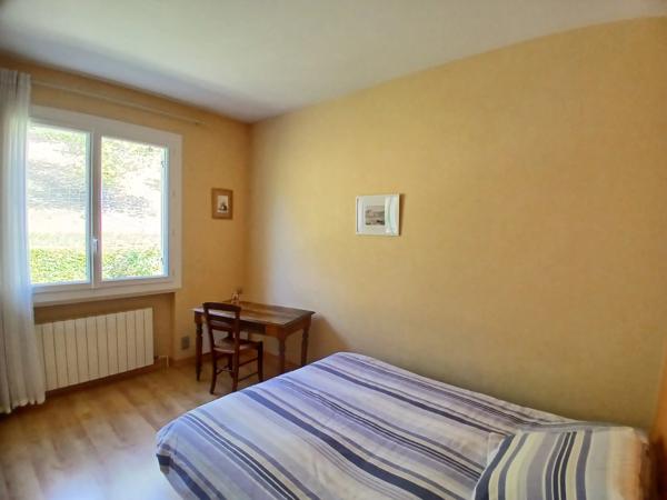 Propriété de 5 chambres située à la lisière du village, offrant de jolies vues.