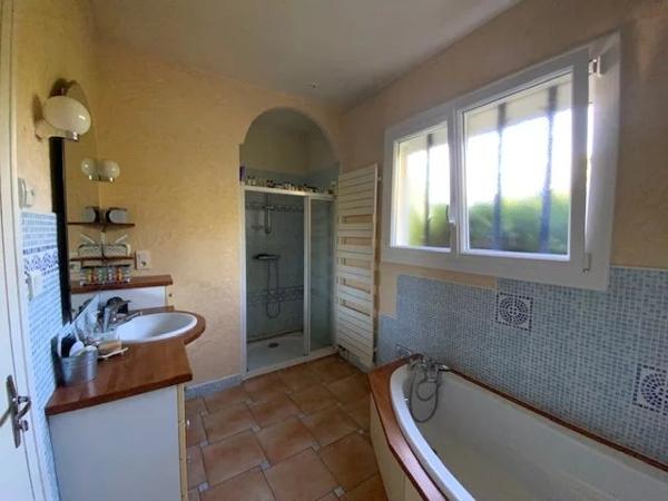 Propriété de 5 chambres située à la lisière du village, offrant de jolies vues.