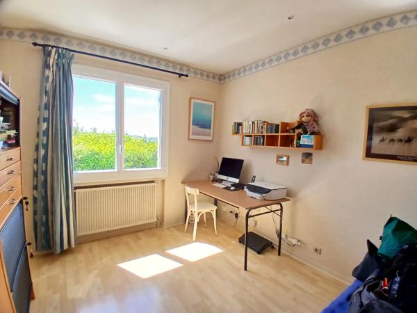 Propriété de 5 chambres située à la lisière du village, offrant de jolies vues.