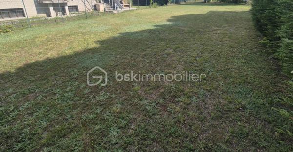 Rare sur le secteur !

Situé dans un environnement calme et résidentiel, au cœur d’un secteur pavillonnaire recherché des Mureaux, découvrez ce beau terrain constructible non viabilisé d’une superficie totale de 597 m².

Terrain plat et bien exposé, bénéficiant d’un accès direct par chemin privatif, idéal pour la réalisation de votre future maison familiale.

Emplacement privilégié :

Quartier calme et recherché
À moins de 10 minutes à pied de la gare
Proche des commodités, écoles et axes principaux

Possibilité de construction avec une emprise au sol d’environ 80 m² et projet en R+1 autorisé.

Produit rare compte tenu de son emplacement et du potentiel offert.

À visiter rapidement !