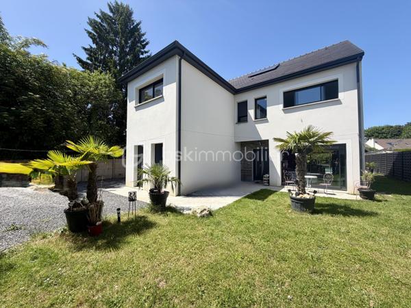 Située dans un cadre privilégié, en lot arrière, à l’abri des regards, cette remarquable maison contemporaine de 208 m² érigée en 2021 sur une parcelle de 951 m² vous offre un cadre de vie d’exception alliant confort absolu, prestations haut de gamme et tranquillité.

Toutes les commodités — écoles, commerces, transports — sont accessibles à moins de 10 minutes à pied, un atout rare qui conjugue vie au vert et praticité du quotidien.

LE REZ-DE-CHAUSSÉE:
Dès l’entrée, vous serez saisi par le volume exceptionnel du séjour triple baigné de lumière, de plus de 70 m², orienté Est-Ouest, ouvert sur le jardin et sa piscine. La cuisine américaine, entièrement aménagée et équipée, s’intègre avec élégance dans cet espace de vie généreux, idéal pour recevoir.

Le rez-de-chaussée comprend également :
	•	Une suite parentale de 28 m² avec dressing, salle de bains dotée d’une douche à l’italienne et d’une baignoire balnéo — un véritable espace bien-être privatif
	•	Un cellier
	•	Un WC suspendu indépendant
	•	Un double garage de 45 m² avec coin buanderie et mezzanine de 28 m² utiles, offrant un potentiel d’aménagement supplémentaire considérable

L’ÉTAGE:
L’étage est dédié au repos et à l’intimité de chacun. Il se compose de :
	•	3 suites de 28 m² chacune, toutes dotées d’un dressing et desservies par 1 salle de bains et 2 salles d’eau
	•	1 chambre d’amis de 15 m²
	•	Un WC suspendu indépendant

Une configuration idéale pour les familles nombreuses ou pour accueillir les proches dans les meilleures conditions.

LES EXTÉRIEURS:
L’extérieur est à la hauteur de l’intérieur. Une allée de 250 m² dessert la propriété et offre de nombreuses places de stationnement, complétées par des emplacements libres dans la rue.

Le terrain d’environ 700 m² accueille :
	•	Une terrasse de 40 m², parfaite pour les beaux jours
	•	Une piscine 8 x 3,5 m avec plage, chauffée par pompe à chaleur, équipée d’un volet électrique et d’un local technique dédié

LES ATOUTS TECHNIQUES:
Cette maison a été construite avec des matériaux de qualité supérieure et bénéficie de toutes les garanties :

	•	✅ Garantie décennale & dommages-ouvrage (construction 2021)
	•	✅ Construction en briques et escalier béton
	•	✅ Chauffage au sol par pompe à chaleur géothermique, complété par des radiateurs au gaz
	•	✅ Ballon thermodynamique
	•	✅ Norme RT 2012 — performance énergétique maîtrisée
	•	✅ 2 puisards pour une gestion optimale des eaux

Une propriété rare, clé en main, sans aucun travaux à prévoir. À visiter absolument.

Prix de vente : 800 000 €

Visite virtuelle disponible très prochainement ! 

Conseillère disponible 7j/7.
📞 Contactez-moi dès maintenant pour programmer votre visite.