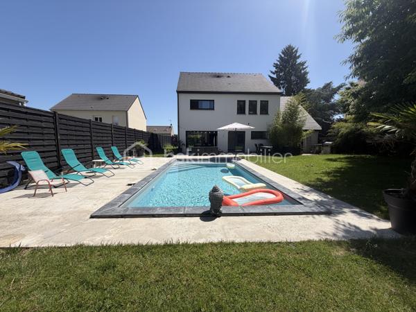 Située dans un cadre privilégié, en lot arrière, à l’abri des regards, cette remarquable maison contemporaine de 208 m² érigée en 2021 sur une parcelle de 951 m² vous offre un cadre de vie d’exception alliant confort absolu, prestations haut de gamme et tranquillité.

Toutes les commodités — écoles, commerces, transports — sont accessibles à moins de 10 minutes à pied, un atout rare qui conjugue vie au vert et praticité du quotidien.

LE REZ-DE-CHAUSSÉE:
Dès l’entrée, vous serez saisi par le volume exceptionnel du séjour triple baigné de lumière, de plus de 70 m², orienté Est-Ouest, ouvert sur le jardin et sa piscine. La cuisine américaine, entièrement aménagée et équipée, s’intègre avec élégance dans cet espace de vie généreux, idéal pour recevoir.

Le rez-de-chaussée comprend également :
	•	Une suite parentale de 28 m² avec dressing, salle de bains dotée d’une douche à l’italienne et d’une baignoire balnéo — un véritable espace bien-être privatif
	•	Un cellier
	•	Un WC suspendu indépendant
	•	Un double garage de 45 m² avec coin buanderie et mezzanine de 28 m² utiles, offrant un potentiel d’aménagement supplémentaire considérable

L’ÉTAGE:
L’étage est dédié au repos et à l’intimité de chacun. Il se compose de :
	•	3 suites de 28 m² chacune, toutes dotées d’un dressing et desservies par 1 salle de bains et 2 salles d’eau
	•	1 chambre d’amis de 15 m²
	•	Un WC suspendu indépendant

Une configuration idéale pour les familles nombreuses ou pour accueillir les proches dans les meilleures conditions.

LES EXTÉRIEURS:
L’extérieur est à la hauteur de l’intérieur. Une allée de 250 m² dessert la propriété et offre de nombreuses places de stationnement, complétées par des emplacements libres dans la rue.

Le terrain d’environ 700 m² accueille :
	•	Une terrasse de 40 m², parfaite pour les beaux jours
	•	Une piscine 8 x 3,5 m avec plage, chauffée par pompe à chaleur, équipée d’un volet électrique et d’un local technique dédié

LES ATOUTS TECHNIQUES:
Cette maison a été construite avec des matériaux de qualité supérieure et bénéficie de toutes les garanties :

	•	✅ Garantie décennale & dommages-ouvrage (construction 2021)
	•	✅ Construction en briques et escalier béton
	•	✅ Chauffage au sol par pompe à chaleur géothermique, complété par des radiateurs au gaz
	•	✅ Ballon thermodynamique
	•	✅ Norme RT 2012 — performance énergétique maîtrisée
	•	✅ 2 puisards pour une gestion optimale des eaux

Une propriété rare, clé en main, sans aucun travaux à prévoir. À visiter absolument.

Prix de vente : 800 000 €

Visite virtuelle disponible très prochainement ! 

Conseillère disponible 7j/7.
📞 Contactez-moi dès maintenant pour programmer votre visite.