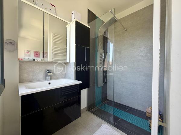 Située dans un cadre privilégié, en lot arrière, à l’abri des regards, cette remarquable maison contemporaine de 208 m² érigée en 2021 sur une parcelle de 951 m² vous offre un cadre de vie d’exception alliant confort absolu, prestations haut de gamme et tranquillité.

Toutes les commodités — écoles, commerces, transports — sont accessibles à moins de 10 minutes à pied, un atout rare qui conjugue vie au vert et praticité du quotidien.

LE REZ-DE-CHAUSSÉE:
Dès l’entrée, vous serez saisi par le volume exceptionnel du séjour triple baigné de lumière, de plus de 70 m², orienté Est-Ouest, ouvert sur le jardin et sa piscine. La cuisine américaine, entièrement aménagée et équipée, s’intègre avec élégance dans cet espace de vie généreux, idéal pour recevoir.

Le rez-de-chaussée comprend également :
	•	Une suite parentale de 28 m² avec dressing, salle de bains dotée d’une douche à l’italienne et d’une baignoire balnéo — un véritable espace bien-être privatif
	•	Un cellier
	•	Un WC suspendu indépendant
	•	Un double garage de 45 m² avec coin buanderie et mezzanine de 28 m² utiles, offrant un potentiel d’aménagement supplémentaire considérable

L’ÉTAGE:
L’étage est dédié au repos et à l’intimité de chacun. Il se compose de :
	•	3 suites de 28 m² chacune, toutes dotées d’un dressing et desservies par 1 salle de bains et 2 salles d’eau
	•	1 chambre d’amis de 15 m²
	•	Un WC suspendu indépendant

Une configuration idéale pour les familles nombreuses ou pour accueillir les proches dans les meilleures conditions.

LES EXTÉRIEURS:
L’extérieur est à la hauteur de l’intérieur. Une allée de 250 m² dessert la propriété et offre de nombreuses places de stationnement, complétées par des emplacements libres dans la rue.

Le terrain d’environ 700 m² accueille :
	•	Une terrasse de 40 m², parfaite pour les beaux jours
	•	Une piscine 8 x 3,5 m avec plage, chauffée par pompe à chaleur, équipée d’un volet électrique et d’un local technique dédié

LES ATOUTS TECHNIQUES:
Cette maison a été construite avec des matériaux de qualité supérieure et bénéficie de toutes les garanties :

	•	✅ Garantie décennale & dommages-ouvrage (construction 2021)
	•	✅ Construction en briques et escalier béton
	•	✅ Chauffage au sol par pompe à chaleur géothermique, complété par des radiateurs au gaz
	•	✅ Ballon thermodynamique
	•	✅ Norme RT 2012 — performance énergétique maîtrisée
	•	✅ 2 puisards pour une gestion optimale des eaux

Une propriété rare, clé en main, sans aucun travaux à prévoir. À visiter absolument.

Prix de vente : 800 000 €

Visite virtuelle disponible très prochainement ! 

Conseillère disponible 7j/7.
📞 Contactez-moi dès maintenant pour programmer votre visite.