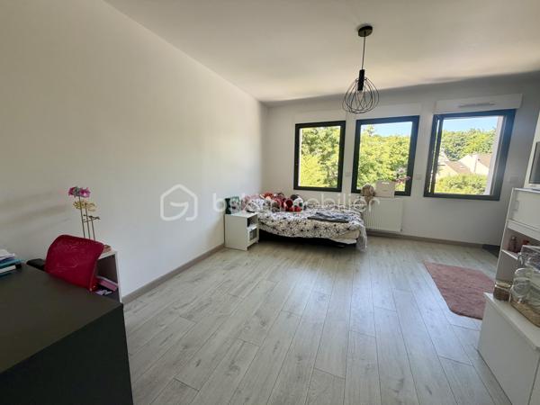 Située dans un cadre privilégié, en lot arrière, à l’abri des regards, cette remarquable maison contemporaine de 208 m² érigée en 2021 sur une parcelle de 951 m² vous offre un cadre de vie d’exception alliant confort absolu, prestations haut de gamme et tranquillité.

Toutes les commodités — écoles, commerces, transports — sont accessibles à moins de 10 minutes à pied, un atout rare qui conjugue vie au vert et praticité du quotidien.

LE REZ-DE-CHAUSSÉE:
Dès l’entrée, vous serez saisi par le volume exceptionnel du séjour triple baigné de lumière, de plus de 70 m², orienté Est-Ouest, ouvert sur le jardin et sa piscine. La cuisine américaine, entièrement aménagée et équipée, s’intègre avec élégance dans cet espace de vie généreux, idéal pour recevoir.

Le rez-de-chaussée comprend également :
	•	Une suite parentale de 28 m² avec dressing, salle de bains dotée d’une douche à l’italienne et d’une baignoire balnéo — un véritable espace bien-être privatif
	•	Un cellier
	•	Un WC suspendu indépendant
	•	Un double garage de 45 m² avec coin buanderie et mezzanine de 28 m² utiles, offrant un potentiel d’aménagement supplémentaire considérable

L’ÉTAGE:
L’étage est dédié au repos et à l’intimité de chacun. Il se compose de :
	•	3 suites de 28 m² chacune, toutes dotées d’un dressing et desservies par 1 salle de bains et 2 salles d’eau
	•	1 chambre d’amis de 15 m²
	•	Un WC suspendu indépendant

Une configuration idéale pour les familles nombreuses ou pour accueillir les proches dans les meilleures conditions.

LES EXTÉRIEURS:
L’extérieur est à la hauteur de l’intérieur. Une allée de 250 m² dessert la propriété et offre de nombreuses places de stationnement, complétées par des emplacements libres dans la rue.

Le terrain d’environ 700 m² accueille :
	•	Une terrasse de 40 m², parfaite pour les beaux jours
	•	Une piscine 8 x 3,5 m avec plage, chauffée par pompe à chaleur, équipée d’un volet électrique et d’un local technique dédié

LES ATOUTS TECHNIQUES:
Cette maison a été construite avec des matériaux de qualité supérieure et bénéficie de toutes les garanties :

	•	✅ Garantie décennale & dommages-ouvrage (construction 2021)
	•	✅ Construction en briques et escalier béton
	•	✅ Chauffage au sol par pompe à chaleur géothermique, complété par des radiateurs au gaz
	•	✅ Ballon thermodynamique
	•	✅ Norme RT 2012 — performance énergétique maîtrisée
	•	✅ 2 puisards pour une gestion optimale des eaux

Une propriété rare, clé en main, sans aucun travaux à prévoir. À visiter absolument.

Prix de vente : 800 000 €

Visite virtuelle disponible très prochainement ! 

Conseillère disponible 7j/7.
📞 Contactez-moi dès maintenant pour programmer votre visite.