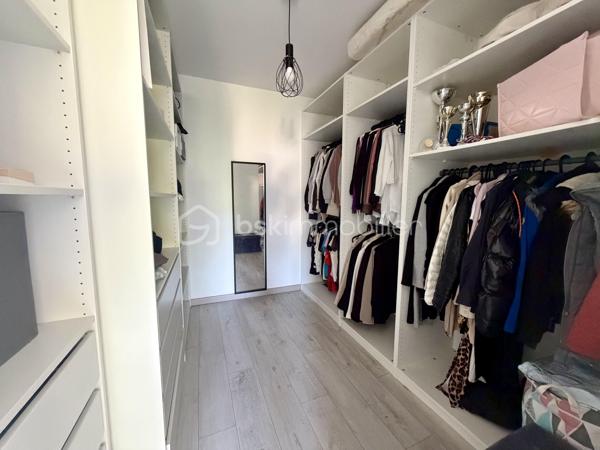 Située dans un cadre privilégié, en lot arrière, à l’abri des regards, cette remarquable maison contemporaine de 208 m² érigée en 2021 sur une parcelle de 951 m² vous offre un cadre de vie d’exception alliant confort absolu, prestations haut de gamme et tranquillité.

Toutes les commodités — écoles, commerces, transports — sont accessibles à moins de 10 minutes à pied, un atout rare qui conjugue vie au vert et praticité du quotidien.

LE REZ-DE-CHAUSSÉE:
Dès l’entrée, vous serez saisi par le volume exceptionnel du séjour triple baigné de lumière, de plus de 70 m², orienté Est-Ouest, ouvert sur le jardin et sa piscine. La cuisine américaine, entièrement aménagée et équipée, s’intègre avec élégance dans cet espace de vie généreux, idéal pour recevoir.

Le rez-de-chaussée comprend également :
	•	Une suite parentale de 28 m² avec dressing, salle de bains dotée d’une douche à l’italienne et d’une baignoire balnéo — un véritable espace bien-être privatif
	•	Un cellier
	•	Un WC suspendu indépendant
	•	Un double garage de 45 m² avec coin buanderie et mezzanine de 28 m² utiles, offrant un potentiel d’aménagement supplémentaire considérable

L’ÉTAGE:
L’étage est dédié au repos et à l’intimité de chacun. Il se compose de :
	•	3 suites de 28 m² chacune, toutes dotées d’un dressing et desservies par 1 salle de bains et 2 salles d’eau
	•	1 chambre d’amis de 15 m²
	•	Un WC suspendu indépendant

Une configuration idéale pour les familles nombreuses ou pour accueillir les proches dans les meilleures conditions.

LES EXTÉRIEURS:
L’extérieur est à la hauteur de l’intérieur. Une allée de 250 m² dessert la propriété et offre de nombreuses places de stationnement, complétées par des emplacements libres dans la rue.

Le terrain d’environ 700 m² accueille :
	•	Une terrasse de 40 m², parfaite pour les beaux jours
	•	Une piscine 8 x 3,5 m avec plage, chauffée par pompe à chaleur, équipée d’un volet électrique et d’un local technique dédié

LES ATOUTS TECHNIQUES:
Cette maison a été construite avec des matériaux de qualité supérieure et bénéficie de toutes les garanties :

	•	✅ Garantie décennale & dommages-ouvrage (construction 2021)
	•	✅ Construction en briques et escalier béton
	•	✅ Chauffage au sol par pompe à chaleur géothermique, complété par des radiateurs au gaz
	•	✅ Ballon thermodynamique
	•	✅ Norme RT 2012 — performance énergétique maîtrisée
	•	✅ 2 puisards pour une gestion optimale des eaux

Une propriété rare, clé en main, sans aucun travaux à prévoir. À visiter absolument.

Prix de vente : 800 000 €

Visite virtuelle disponible très prochainement ! 

Conseillère disponible 7j/7.
📞 Contactez-moi dès maintenant pour programmer votre visite.