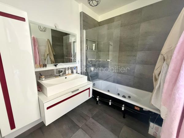 Située dans un cadre privilégié, en lot arrière, à l’abri des regards, cette remarquable maison contemporaine de 208 m² érigée en 2021 sur une parcelle de 951 m² vous offre un cadre de vie d’exception alliant confort absolu, prestations haut de gamme et tranquillité.

Toutes les commodités — écoles, commerces, transports — sont accessibles à moins de 10 minutes à pied, un atout rare qui conjugue vie au vert et praticité du quotidien.

LE REZ-DE-CHAUSSÉE:
Dès l’entrée, vous serez saisi par le volume exceptionnel du séjour triple baigné de lumière, de plus de 70 m², orienté Est-Ouest, ouvert sur le jardin et sa piscine. La cuisine américaine, entièrement aménagée et équipée, s’intègre avec élégance dans cet espace de vie généreux, idéal pour recevoir.

Le rez-de-chaussée comprend également :
	•	Une suite parentale de 28 m² avec dressing, salle de bains dotée d’une douche à l’italienne et d’une baignoire balnéo — un véritable espace bien-être privatif
	•	Un cellier
	•	Un WC suspendu indépendant
	•	Un double garage de 45 m² avec coin buanderie et mezzanine de 28 m² utiles, offrant un potentiel d’aménagement supplémentaire considérable

L’ÉTAGE:
L’étage est dédié au repos et à l’intimité de chacun. Il se compose de :
	•	3 suites de 28 m² chacune, toutes dotées d’un dressing et desservies par 1 salle de bains et 2 salles d’eau
	•	1 chambre d’amis de 15 m²
	•	Un WC suspendu indépendant

Une configuration idéale pour les familles nombreuses ou pour accueillir les proches dans les meilleures conditions.

LES EXTÉRIEURS:
L’extérieur est à la hauteur de l’intérieur. Une allée de 250 m² dessert la propriété et offre de nombreuses places de stationnement, complétées par des emplacements libres dans la rue.

Le terrain d’environ 700 m² accueille :
	•	Une terrasse de 40 m², parfaite pour les beaux jours
	•	Une piscine 8 x 3,5 m avec plage, chauffée par pompe à chaleur, équipée d’un volet électrique et d’un local technique dédié

LES ATOUTS TECHNIQUES:
Cette maison a été construite avec des matériaux de qualité supérieure et bénéficie de toutes les garanties :

	•	✅ Garantie décennale & dommages-ouvrage (construction 2021)
	•	✅ Construction en briques et escalier béton
	•	✅ Chauffage au sol par pompe à chaleur géothermique, complété par des radiateurs au gaz
	•	✅ Ballon thermodynamique
	•	✅ Norme RT 2012 — performance énergétique maîtrisée
	•	✅ 2 puisards pour une gestion optimale des eaux

Une propriété rare, clé en main, sans aucun travaux à prévoir. À visiter absolument.

Prix de vente : 800 000 €

Visite virtuelle disponible très prochainement ! 

Conseillère disponible 7j/7.
📞 Contactez-moi dès maintenant pour programmer votre visite.