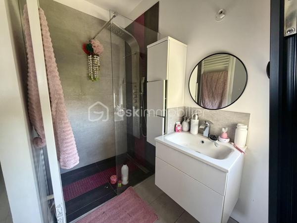 Située dans un cadre privilégié, en lot arrière, à l’abri des regards, cette remarquable maison contemporaine de 208 m² érigée en 2021 sur une parcelle de 951 m² vous offre un cadre de vie d’exception alliant confort absolu, prestations haut de gamme et tranquillité.

Toutes les commodités — écoles, commerces, transports — sont accessibles à moins de 10 minutes à pied, un atout rare qui conjugue vie au vert et praticité du quotidien.

LE REZ-DE-CHAUSSÉE:
Dès l’entrée, vous serez saisi par le volume exceptionnel du séjour triple baigné de lumière, de plus de 70 m², orienté Est-Ouest, ouvert sur le jardin et sa piscine. La cuisine américaine, entièrement aménagée et équipée, s’intègre avec élégance dans cet espace de vie généreux, idéal pour recevoir.

Le rez-de-chaussée comprend également :
	•	Une suite parentale de 28 m² avec dressing, salle de bains dotée d’une douche à l’italienne et d’une baignoire balnéo — un véritable espace bien-être privatif
	•	Un cellier
	•	Un WC suspendu indépendant
	•	Un double garage de 45 m² avec coin buanderie et mezzanine de 28 m² utiles, offrant un potentiel d’aménagement supplémentaire considérable

L’ÉTAGE:
L’étage est dédié au repos et à l’intimité de chacun. Il se compose de :
	•	3 suites de 28 m² chacune, toutes dotées d’un dressing et desservies par 1 salle de bains et 2 salles d’eau
	•	1 chambre d’amis de 15 m²
	•	Un WC suspendu indépendant

Une configuration idéale pour les familles nombreuses ou pour accueillir les proches dans les meilleures conditions.

LES EXTÉRIEURS:
L’extérieur est à la hauteur de l’intérieur. Une allée de 250 m² dessert la propriété et offre de nombreuses places de stationnement, complétées par des emplacements libres dans la rue.

Le terrain d’environ 700 m² accueille :
	•	Une terrasse de 40 m², parfaite pour les beaux jours
	•	Une piscine 8 x 3,5 m avec plage, chauffée par pompe à chaleur, équipée d’un volet électrique et d’un local technique dédié

LES ATOUTS TECHNIQUES:
Cette maison a été construite avec des matériaux de qualité supérieure et bénéficie de toutes les garanties :

	•	✅ Garantie décennale & dommages-ouvrage (construction 2021)
	•	✅ Construction en briques et escalier béton
	•	✅ Chauffage au sol par pompe à chaleur géothermique, complété par des radiateurs au gaz
	•	✅ Ballon thermodynamique
	•	✅ Norme RT 2012 — performance énergétique maîtrisée
	•	✅ 2 puisards pour une gestion optimale des eaux

Une propriété rare, clé en main, sans aucun travaux à prévoir. À visiter absolument.

Prix de vente : 800 000 €

Visite virtuelle disponible très prochainement ! 

Conseillère disponible 7j/7.
📞 Contactez-moi dès maintenant pour programmer votre visite.
