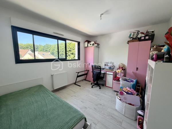 Située dans un cadre privilégié, en lot arrière, à l’abri des regards, cette remarquable maison contemporaine de 208 m² érigée en 2021 sur une parcelle de 951 m² vous offre un cadre de vie d’exception alliant confort absolu, prestations haut de gamme et tranquillité.

Toutes les commodités — écoles, commerces, transports — sont accessibles à moins de 10 minutes à pied, un atout rare qui conjugue vie au vert et praticité du quotidien.

LE REZ-DE-CHAUSSÉE:
Dès l’entrée, vous serez saisi par le volume exceptionnel du séjour triple baigné de lumière, de plus de 70 m², orienté Est-Ouest, ouvert sur le jardin et sa piscine. La cuisine américaine, entièrement aménagée et équipée, s’intègre avec élégance dans cet espace de vie généreux, idéal pour recevoir.

Le rez-de-chaussée comprend également :
	•	Une suite parentale de 28 m² avec dressing, salle de bains dotée d’une douche à l’italienne et d’une baignoire balnéo — un véritable espace bien-être privatif
	•	Un cellier
	•	Un WC suspendu indépendant
	•	Un double garage de 45 m² avec coin buanderie et mezzanine de 28 m² utiles, offrant un potentiel d’aménagement supplémentaire considérable

L’ÉTAGE:
L’étage est dédié au repos et à l’intimité de chacun. Il se compose de :
	•	3 suites de 28 m² chacune, toutes dotées d’un dressing et desservies par 1 salle de bains et 2 salles d’eau
	•	1 chambre d’amis de 15 m²
	•	Un WC suspendu indépendant

Une configuration idéale pour les familles nombreuses ou pour accueillir les proches dans les meilleures conditions.

LES EXTÉRIEURS:
L’extérieur est à la hauteur de l’intérieur. Une allée de 250 m² dessert la propriété et offre de nombreuses places de stationnement, complétées par des emplacements libres dans la rue.

Le terrain d’environ 700 m² accueille :
	•	Une terrasse de 40 m², parfaite pour les beaux jours
	•	Une piscine 8 x 3,5 m avec plage, chauffée par pompe à chaleur, équipée d’un volet électrique et d’un local technique dédié

LES ATOUTS TECHNIQUES:
Cette maison a été construite avec des matériaux de qualité supérieure et bénéficie de toutes les garanties :

	•	✅ Garantie décennale & dommages-ouvrage (construction 2021)
	•	✅ Construction en briques et escalier béton
	•	✅ Chauffage au sol par pompe à chaleur géothermique, complété par des radiateurs au gaz
	•	✅ Ballon thermodynamique
	•	✅ Norme RT 2012 — performance énergétique maîtrisée
	•	✅ 2 puisards pour une gestion optimale des eaux

Une propriété rare, clé en main, sans aucun travaux à prévoir. À visiter absolument.

Prix de vente : 800 000 €

Visite virtuelle disponible très prochainement ! 

Conseillère disponible 7j/7.
📞 Contactez-moi dès maintenant pour programmer votre visite.