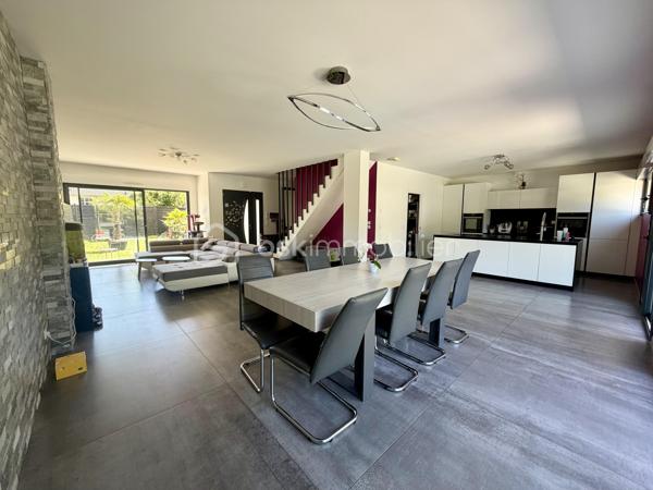 Située dans un cadre privilégié, en lot arrière, à l’abri des regards, cette remarquable maison contemporaine de 208 m² érigée en 2021 sur une parcelle de 951 m² vous offre un cadre de vie d’exception alliant confort absolu, prestations haut de gamme et tranquillité.

Toutes les commodités — écoles, commerces, transports — sont accessibles à moins de 10 minutes à pied, un atout rare qui conjugue vie au vert et praticité du quotidien.

LE REZ-DE-CHAUSSÉE:
Dès l’entrée, vous serez saisi par le volume exceptionnel du séjour triple baigné de lumière, de plus de 70 m², orienté Est-Ouest, ouvert sur le jardin et sa piscine. La cuisine américaine, entièrement aménagée et équipée, s’intègre avec élégance dans cet espace de vie généreux, idéal pour recevoir.

Le rez-de-chaussée comprend également :
	•	Une suite parentale de 28 m² avec dressing, salle de bains dotée d’une douche à l’italienne et d’une baignoire balnéo — un véritable espace bien-être privatif
	•	Un cellier
	•	Un WC suspendu indépendant
	•	Un double garage de 45 m² avec coin buanderie et mezzanine de 28 m² utiles, offrant un potentiel d’aménagement supplémentaire considérable

L’ÉTAGE:
L’étage est dédié au repos et à l’intimité de chacun. Il se compose de :
	•	3 suites de 28 m² chacune, toutes dotées d’un dressing et desservies par 1 salle de bains et 2 salles d’eau
	•	1 chambre d’amis de 15 m²
	•	Un WC suspendu indépendant

Une configuration idéale pour les familles nombreuses ou pour accueillir les proches dans les meilleures conditions.

LES EXTÉRIEURS:
L’extérieur est à la hauteur de l’intérieur. Une allée de 250 m² dessert la propriété et offre de nombreuses places de stationnement, complétées par des emplacements libres dans la rue.

Le terrain d’environ 700 m² accueille :
	•	Une terrasse de 40 m², parfaite pour les beaux jours
	•	Une piscine 8 x 3,5 m avec plage, chauffée par pompe à chaleur, équipée d’un volet électrique et d’un local technique dédié

LES ATOUTS TECHNIQUES:
Cette maison a été construite avec des matériaux de qualité supérieure et bénéficie de toutes les garanties :

	•	✅ Garantie décennale & dommages-ouvrage (construction 2021)
	•	✅ Construction en briques et escalier béton
	•	✅ Chauffage au sol par pompe à chaleur géothermique, complété par des radiateurs au gaz
	•	✅ Ballon thermodynamique
	•	✅ Norme RT 2012 — performance énergétique maîtrisée
	•	✅ 2 puisards pour une gestion optimale des eaux

Une propriété rare, clé en main, sans aucun travaux à prévoir. À visiter absolument.

Prix de vente : 800 000 €

Visite virtuelle disponible très prochainement ! 

Conseillère disponible 7j/7.
📞 Contactez-moi dès maintenant pour programmer votre visite.