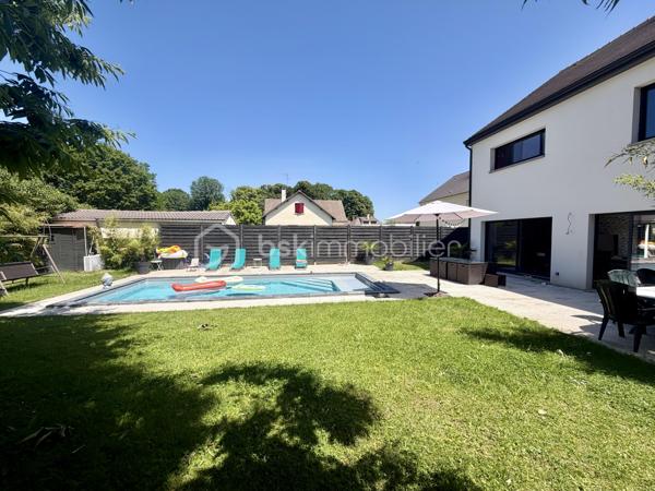 Située dans un cadre privilégié, en lot arrière, à l’abri des regards, cette remarquable maison contemporaine de 208 m² érigée en 2021 sur une parcelle de 951 m² vous offre un cadre de vie d’exception alliant confort absolu, prestations haut de gamme et tranquillité.

Toutes les commodités — écoles, commerces, transports — sont accessibles à moins de 10 minutes à pied, un atout rare qui conjugue vie au vert et praticité du quotidien.

LE REZ-DE-CHAUSSÉE:
Dès l’entrée, vous serez saisi par le volume exceptionnel du séjour triple baigné de lumière, de plus de 70 m², orienté Est-Ouest, ouvert sur le jardin et sa piscine. La cuisine américaine, entièrement aménagée et équipée, s’intègre avec élégance dans cet espace de vie généreux, idéal pour recevoir.

Le rez-de-chaussée comprend également :
	•	Une suite parentale de 28 m² avec dressing, salle de bains dotée d’une douche à l’italienne et d’une baignoire balnéo — un véritable espace bien-être privatif
	•	Un cellier
	•	Un WC suspendu indépendant
	•	Un double garage de 45 m² avec coin buanderie et mezzanine de 28 m² utiles, offrant un potentiel d’aménagement supplémentaire considérable

L’ÉTAGE:
L’étage est dédié au repos et à l’intimité de chacun. Il se compose de :
	•	3 suites de 28 m² chacune, toutes dotées d’un dressing et desservies par 1 salle de bains et 2 salles d’eau
	•	1 chambre d’amis de 15 m²
	•	Un WC suspendu indépendant

Une configuration idéale pour les familles nombreuses ou pour accueillir les proches dans les meilleures conditions.

LES EXTÉRIEURS:
L’extérieur est à la hauteur de l’intérieur. Une allée de 250 m² dessert la propriété et offre de nombreuses places de stationnement, complétées par des emplacements libres dans la rue.

Le terrain d’environ 700 m² accueille :
	•	Une terrasse de 40 m², parfaite pour les beaux jours
	•	Une piscine 8 x 3,5 m avec plage, chauffée par pompe à chaleur, équipée d’un volet électrique et d’un local technique dédié

LES ATOUTS TECHNIQUES:
Cette maison a été construite avec des matériaux de qualité supérieure et bénéficie de toutes les garanties :

	•	✅ Garantie décennale & dommages-ouvrage (construction 2021)
	•	✅ Construction en briques et escalier béton
	•	✅ Chauffage au sol par pompe à chaleur géothermique, complété par des radiateurs au gaz
	•	✅ Ballon thermodynamique
	•	✅ Norme RT 2012 — performance énergétique maîtrisée
	•	✅ 2 puisards pour une gestion optimale des eaux

Une propriété rare, clé en main, sans aucun travaux à prévoir. À visiter absolument.

Prix de vente : 800 000 €

Visite virtuelle disponible très prochainement ! 

Conseillère disponible 7j/7.
📞 Contactez-moi dès maintenant pour programmer votre visite.