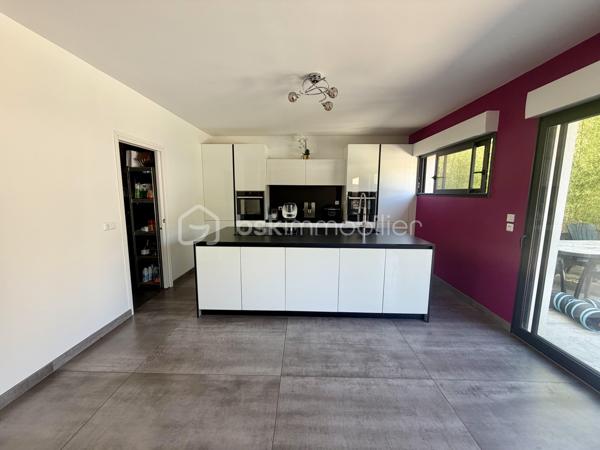 Située dans un cadre privilégié, en lot arrière, à l’abri des regards, cette remarquable maison contemporaine de 208 m² érigée en 2021 sur une parcelle de 951 m² vous offre un cadre de vie d’exception alliant confort absolu, prestations haut de gamme et tranquillité.

Toutes les commodités — écoles, commerces, transports — sont accessibles à moins de 10 minutes à pied, un atout rare qui conjugue vie au vert et praticité du quotidien.

LE REZ-DE-CHAUSSÉE:
Dès l’entrée, vous serez saisi par le volume exceptionnel du séjour triple baigné de lumière, de plus de 70 m², orienté Est-Ouest, ouvert sur le jardin et sa piscine. La cuisine américaine, entièrement aménagée et équipée, s’intègre avec élégance dans cet espace de vie généreux, idéal pour recevoir.

Le rez-de-chaussée comprend également :
	•	Une suite parentale de 28 m² avec dressing, salle de bains dotée d’une douche à l’italienne et d’une baignoire balnéo — un véritable espace bien-être privatif
	•	Un cellier
	•	Un WC suspendu indépendant
	•	Un double garage de 45 m² avec coin buanderie et mezzanine de 28 m² utiles, offrant un potentiel d’aménagement supplémentaire considérable

L’ÉTAGE:
L’étage est dédié au repos et à l’intimité de chacun. Il se compose de :
	•	3 suites de 28 m² chacune, toutes dotées d’un dressing et desservies par 1 salle de bains et 2 salles d’eau
	•	1 chambre d’amis de 15 m²
	•	Un WC suspendu indépendant

Une configuration idéale pour les familles nombreuses ou pour accueillir les proches dans les meilleures conditions.

LES EXTÉRIEURS:
L’extérieur est à la hauteur de l’intérieur. Une allée de 250 m² dessert la propriété et offre de nombreuses places de stationnement, complétées par des emplacements libres dans la rue.

Le terrain d’environ 700 m² accueille :
	•	Une terrasse de 40 m², parfaite pour les beaux jours
	•	Une piscine 8 x 3,5 m avec plage, chauffée par pompe à chaleur, équipée d’un volet électrique et d’un local technique dédié

LES ATOUTS TECHNIQUES:
Cette maison a été construite avec des matériaux de qualité supérieure et bénéficie de toutes les garanties :

	•	✅ Garantie décennale & dommages-ouvrage (construction 2021)
	•	✅ Construction en briques et escalier béton
	•	✅ Chauffage au sol par pompe à chaleur géothermique, complété par des radiateurs au gaz
	•	✅ Ballon thermodynamique
	•	✅ Norme RT 2012 — performance énergétique maîtrisée
	•	✅ 2 puisards pour une gestion optimale des eaux

Une propriété rare, clé en main, sans aucun travaux à prévoir. À visiter absolument.

Prix de vente : 800 000 €

Visite virtuelle disponible très prochainement ! 

Conseillère disponible 7j/7.
📞 Contactez-moi dès maintenant pour programmer votre visite.