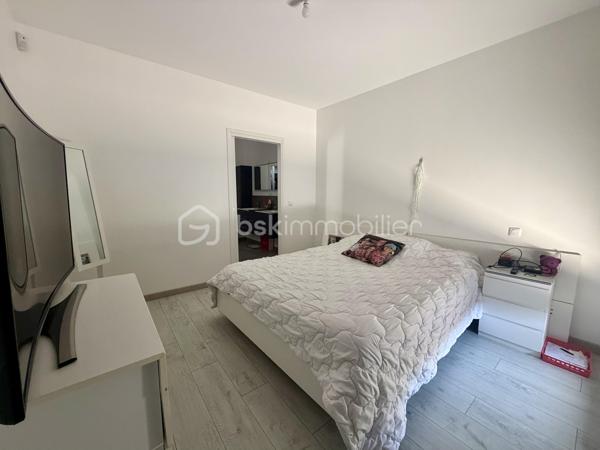Située dans un cadre privilégié, en lot arrière, à l’abri des regards, cette remarquable maison contemporaine de 208 m² érigée en 2021 sur une parcelle de 951 m² vous offre un cadre de vie d’exception alliant confort absolu, prestations haut de gamme et tranquillité.

Toutes les commodités — écoles, commerces, transports — sont accessibles à moins de 10 minutes à pied, un atout rare qui conjugue vie au vert et praticité du quotidien.

LE REZ-DE-CHAUSSÉE:
Dès l’entrée, vous serez saisi par le volume exceptionnel du séjour triple baigné de lumière, de plus de 70 m², orienté Est-Ouest, ouvert sur le jardin et sa piscine. La cuisine américaine, entièrement aménagée et équipée, s’intègre avec élégance dans cet espace de vie généreux, idéal pour recevoir.

Le rez-de-chaussée comprend également :
	•	Une suite parentale de 28 m² avec dressing, salle de bains dotée d’une douche à l’italienne et d’une baignoire balnéo — un véritable espace bien-être privatif
	•	Un cellier
	•	Un WC suspendu indépendant
	•	Un double garage de 45 m² avec coin buanderie et mezzanine de 28 m² utiles, offrant un potentiel d’aménagement supplémentaire considérable

L’ÉTAGE:
L’étage est dédié au repos et à l’intimité de chacun. Il se compose de :
	•	3 suites de 28 m² chacune, toutes dotées d’un dressing et desservies par 1 salle de bains et 2 salles d’eau
	•	1 chambre d’amis de 15 m²
	•	Un WC suspendu indépendant

Une configuration idéale pour les familles nombreuses ou pour accueillir les proches dans les meilleures conditions.

LES EXTÉRIEURS:
L’extérieur est à la hauteur de l’intérieur. Une allée de 250 m² dessert la propriété et offre de nombreuses places de stationnement, complétées par des emplacements libres dans la rue.

Le terrain d’environ 700 m² accueille :
	•	Une terrasse de 40 m², parfaite pour les beaux jours
	•	Une piscine 8 x 3,5 m avec plage, chauffée par pompe à chaleur, équipée d’un volet électrique et d’un local technique dédié

LES ATOUTS TECHNIQUES:
Cette maison a été construite avec des matériaux de qualité supérieure et bénéficie de toutes les garanties :

	•	✅ Garantie décennale & dommages-ouvrage (construction 2021)
	•	✅ Construction en briques et escalier béton
	•	✅ Chauffage au sol par pompe à chaleur géothermique, complété par des radiateurs au gaz
	•	✅ Ballon thermodynamique
	•	✅ Norme RT 2012 — performance énergétique maîtrisée
	•	✅ 2 puisards pour une gestion optimale des eaux

Une propriété rare, clé en main, sans aucun travaux à prévoir. À visiter absolument.

Prix de vente : 800 000 €

Visite virtuelle disponible très prochainement ! 

Conseillère disponible 7j/7.
📞 Contactez-moi dès maintenant pour programmer votre visite.