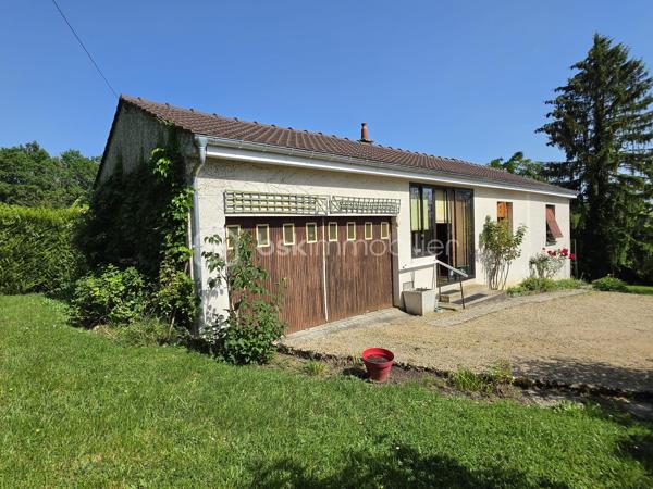 Située sur les hauteurs de Pommeuse, découvrez cette charmante maison de plain-pied d'environ 55 m², implantée sur une belle parcelle arborée de 1 197 m².

La maison se compose d'un sas d'entrée, d'une spacieuse chambre d'environ 18 m², d'un séjour lumineux de 24 m² agrémenté d'une cheminée à foyer fermé, d'une petite cuisine ainsi que d'une salle d'eau avec WC.

Elle est édifiée en partie sur vide sanitaire et dispose également d'un sous-sol d'environ 25 m² offrant un espace de stockage appréciable.

Un garage attenant avec mezzanine complète l'ensemble et permet un rangement supplémentaire.

À l'extérieur, vous profiterez d'un beau jardin arboré, idéal pour les amoureux de nature et d'espaces verts.

Équipements :

* Chauffage, production d'eau chaude et cuisson alimentés par citerne gaz.
* Menuiseries en double vitrage.

À noter : assainissement individuel par fosse septique non conforme.

Une maison pleine de potentiel, idéale pour une résidence principale, un pied-à-terre ou un projet de rénovation.