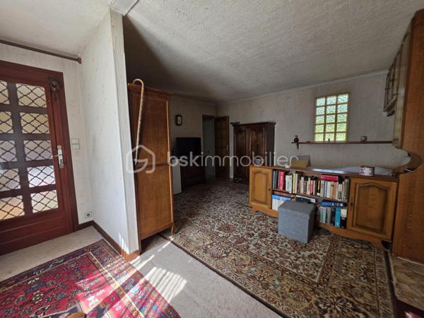 Située sur les hauteurs de Pommeuse, découvrez cette charmante maison de plain-pied d'environ 55 m², implantée sur une belle parcelle arborée de 1 197 m².

La maison se compose d'un sas d'entrée, d'une spacieuse chambre d'environ 18 m², d'un séjour lumineux de 24 m² agrémenté d'une cheminée à foyer fermé, d'une petite cuisine ainsi que d'une salle d'eau avec WC.

Elle est édifiée en partie sur vide sanitaire et dispose également d'un sous-sol d'environ 25 m² offrant un espace de stockage appréciable.

Un garage attenant avec mezzanine complète l'ensemble et permet un rangement supplémentaire.

À l'extérieur, vous profiterez d'un beau jardin arboré, idéal pour les amoureux de nature et d'espaces verts.

Équipements :

* Chauffage, production d'eau chaude et cuisson alimentés par citerne gaz.
* Menuiseries en double vitrage.

À noter : assainissement individuel par fosse septique non conforme.

Une maison pleine de potentiel, idéale pour une résidence principale, un pied-à-terre ou un projet de rénovation.