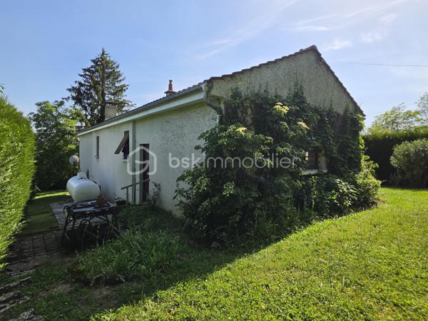 Située sur les hauteurs de Pommeuse, découvrez cette charmante maison de plain-pied d'environ 55 m², implantée sur une belle parcelle arborée de 1 197 m².

La maison se compose d'un sas d'entrée, d'une spacieuse chambre d'environ 18 m², d'un séjour lumineux de 24 m² agrémenté d'une cheminée à foyer fermé, d'une petite cuisine ainsi que d'une salle d'eau avec WC.

Elle est édifiée en partie sur vide sanitaire et dispose également d'un sous-sol d'environ 25 m² offrant un espace de stockage appréciable.

Un garage attenant avec mezzanine complète l'ensemble et permet un rangement supplémentaire.

À l'extérieur, vous profiterez d'un beau jardin arboré, idéal pour les amoureux de nature et d'espaces verts.

Équipements :

* Chauffage, production d'eau chaude et cuisson alimentés par citerne gaz.
* Menuiseries en double vitrage.

À noter : assainissement individuel par fosse septique non conforme.

Une maison pleine de potentiel, idéale pour une résidence principale, un pied-à-terre ou un projet de rénovation.