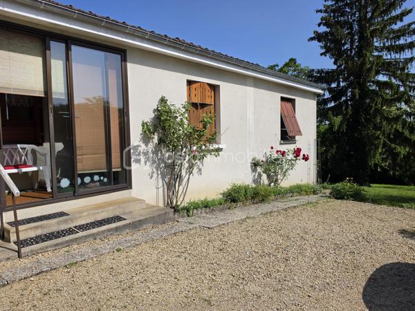 Située sur les hauteurs de Pommeuse, découvrez cette charmante maison de plain-pied d'environ 55 m², implantée sur une belle parcelle arborée de 1 197 m².

La maison se compose d'un sas d'entrée, d'une spacieuse chambre d'environ 18 m², d'un séjour lumineux de 24 m² agrémenté d'une cheminée à foyer fermé, d'une petite cuisine ainsi que d'une salle d'eau avec WC.

Elle est édifiée en partie sur vide sanitaire et dispose également d'un sous-sol d'environ 25 m² offrant un espace de stockage appréciable.

Un garage attenant avec mezzanine complète l'ensemble et permet un rangement supplémentaire.

À l'extérieur, vous profiterez d'un beau jardin arboré, idéal pour les amoureux de nature et d'espaces verts.

Équipements :

* Chauffage, production d'eau chaude et cuisson alimentés par citerne gaz.
* Menuiseries en double vitrage.

À noter : assainissement individuel par fosse septique non conforme.

Une maison pleine de potentiel, idéale pour une résidence principale, un pied-à-terre ou un projet de rénovation.