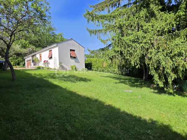 Située sur les hauteurs de Pommeuse, découvrez cette charmante maison de plain-pied d'environ 55 m², implantée sur une belle parcelle arborée de 1 197 m².

La maison se compose d'un sas d'entrée, d'une spacieuse chambre d'environ 18 m², d'un séjour lumineux de 24 m² agrémenté d'une cheminée à foyer fermé, d'une petite cuisine ainsi que d'une salle d'eau avec WC.

Elle est édifiée en partie sur vide sanitaire et dispose également d'un sous-sol d'environ 25 m² offrant un espace de stockage appréciable.

Un garage attenant avec mezzanine complète l'ensemble et permet un rangement supplémentaire.

À l'extérieur, vous profiterez d'un beau jardin arboré, idéal pour les amoureux de nature et d'espaces verts.

Équipements :

* Chauffage, production d'eau chaude et cuisson alimentés par citerne gaz.
* Menuiseries en double vitrage.

À noter : assainissement individuel par fosse septique non conforme.

Une maison pleine de potentiel, idéale pour une résidence principale, un pied-à-terre ou un projet de rénovation.