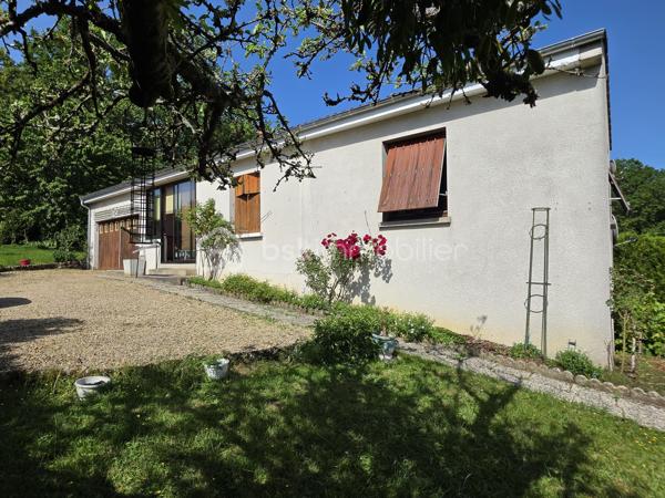Située sur les hauteurs de Pommeuse, découvrez cette charmante maison de plain-pied d'environ 55 m², implantée sur une belle parcelle arborée de 1 197 m².

La maison se compose d'un sas d'entrée, d'une spacieuse chambre d'environ 18 m², d'un séjour lumineux de 24 m² agrémenté d'une cheminée à foyer fermé, d'une petite cuisine ainsi que d'une salle d'eau avec WC.

Elle est édifiée en partie sur vide sanitaire et dispose également d'un sous-sol d'environ 25 m² offrant un espace de stockage appréciable.

Un garage attenant avec mezzanine complète l'ensemble et permet un rangement supplémentaire.

À l'extérieur, vous profiterez d'un beau jardin arboré, idéal pour les amoureux de nature et d'espaces verts.

Équipements :

* Chauffage, production d'eau chaude et cuisson alimentés par citerne gaz.
* Menuiseries en double vitrage.

À noter : assainissement individuel par fosse septique non conforme.

Une maison pleine de potentiel, idéale pour une résidence principale, un pied-à-terre ou un projet de rénovation.