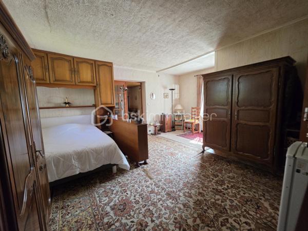 Située sur les hauteurs de Pommeuse, découvrez cette charmante maison de plain-pied d'environ 55 m², implantée sur une belle parcelle arborée de 1 197 m².

La maison se compose d'un sas d'entrée, d'une spacieuse chambre d'environ 18 m², d'un séjour lumineux de 24 m² agrémenté d'une cheminée à foyer fermé, d'une petite cuisine ainsi que d'une salle d'eau avec WC.

Elle est édifiée en partie sur vide sanitaire et dispose également d'un sous-sol d'environ 25 m² offrant un espace de stockage appréciable.

Un garage attenant avec mezzanine complète l'ensemble et permet un rangement supplémentaire.

À l'extérieur, vous profiterez d'un beau jardin arboré, idéal pour les amoureux de nature et d'espaces verts.

Équipements :

* Chauffage, production d'eau chaude et cuisson alimentés par citerne gaz.
* Menuiseries en double vitrage.

À noter : assainissement individuel par fosse septique non conforme.

Une maison pleine de potentiel, idéale pour une résidence principale, un pied-à-terre ou un projet de rénovation.