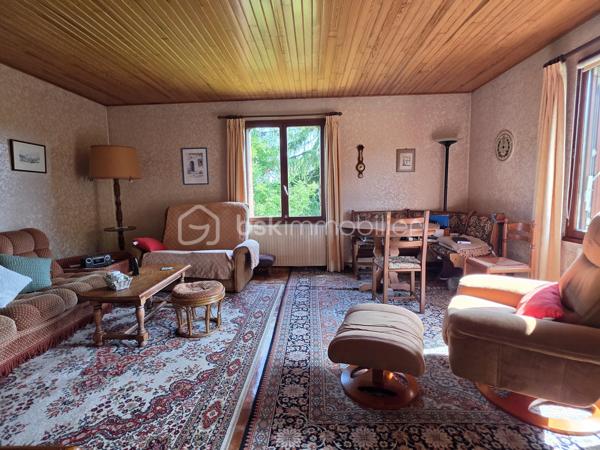 Située sur les hauteurs de Pommeuse, découvrez cette charmante maison de plain-pied d'environ 55 m², implantée sur une belle parcelle arborée de 1 197 m².

La maison se compose d'un sas d'entrée, d'une spacieuse chambre d'environ 18 m², d'un séjour lumineux de 24 m² agrémenté d'une cheminée à foyer fermé, d'une petite cuisine ainsi que d'une salle d'eau avec WC.

Elle est édifiée en partie sur vide sanitaire et dispose également d'un sous-sol d'environ 25 m² offrant un espace de stockage appréciable.

Un garage attenant avec mezzanine complète l'ensemble et permet un rangement supplémentaire.

À l'extérieur, vous profiterez d'un beau jardin arboré, idéal pour les amoureux de nature et d'espaces verts.

Équipements :

* Chauffage, production d'eau chaude et cuisson alimentés par citerne gaz.
* Menuiseries en double vitrage.

À noter : assainissement individuel par fosse septique non conforme.

Une maison pleine de potentiel, idéale pour une résidence principale, un pied-à-terre ou un projet de rénovation.