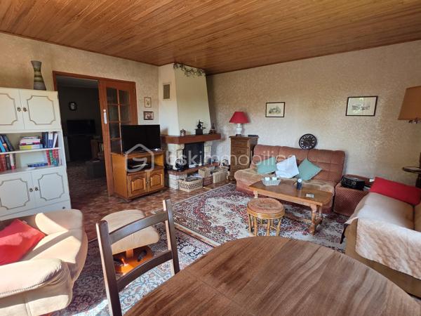 Située sur les hauteurs de Pommeuse, découvrez cette charmante maison de plain-pied d'environ 55 m², implantée sur une belle parcelle arborée de 1 197 m².

La maison se compose d'un sas d'entrée, d'une spacieuse chambre d'environ 18 m², d'un séjour lumineux de 24 m² agrémenté d'une cheminée à foyer fermé, d'une petite cuisine ainsi que d'une salle d'eau avec WC.

Elle est édifiée en partie sur vide sanitaire et dispose également d'un sous-sol d'environ 25 m² offrant un espace de stockage appréciable.

Un garage attenant avec mezzanine complète l'ensemble et permet un rangement supplémentaire.

À l'extérieur, vous profiterez d'un beau jardin arboré, idéal pour les amoureux de nature et d'espaces verts.

Équipements :

* Chauffage, production d'eau chaude et cuisson alimentés par citerne gaz.
* Menuiseries en double vitrage.

À noter : assainissement individuel par fosse septique non conforme.

Une maison pleine de potentiel, idéale pour une résidence principale, un pied-à-terre ou un projet de rénovation.