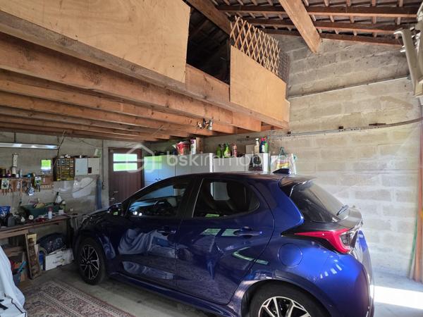 Située sur les hauteurs de Pommeuse, découvrez cette charmante maison de plain-pied d'environ 55 m², implantée sur une belle parcelle arborée de 1 197 m².

La maison se compose d'un sas d'entrée, d'une spacieuse chambre d'environ 18 m², d'un séjour lumineux de 24 m² agrémenté d'une cheminée à foyer fermé, d'une petite cuisine ainsi que d'une salle d'eau avec WC.

Elle est édifiée en partie sur vide sanitaire et dispose également d'un sous-sol d'environ 25 m² offrant un espace de stockage appréciable.

Un garage attenant avec mezzanine complète l'ensemble et permet un rangement supplémentaire.

À l'extérieur, vous profiterez d'un beau jardin arboré, idéal pour les amoureux de nature et d'espaces verts.

Équipements :

* Chauffage, production d'eau chaude et cuisson alimentés par citerne gaz.
* Menuiseries en double vitrage.

À noter : assainissement individuel par fosse septique non conforme.

Une maison pleine de potentiel, idéale pour une résidence principale, un pied-à-terre ou un projet de rénovation.