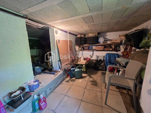 Située sur les hauteurs de Pommeuse, découvrez cette charmante maison de plain-pied d'environ 55 m², implantée sur une belle parcelle arborée de 1 197 m².

La maison se compose d'un sas d'entrée, d'une spacieuse chambre d'environ 18 m², d'un séjour lumineux de 24 m² agrémenté d'une cheminée à foyer fermé, d'une petite cuisine ainsi que d'une salle d'eau avec WC.

Elle est édifiée en partie sur vide sanitaire et dispose également d'un sous-sol d'environ 25 m² offrant un espace de stockage appréciable.

Un garage attenant avec mezzanine complète l'ensemble et permet un rangement supplémentaire.

À l'extérieur, vous profiterez d'un beau jardin arboré, idéal pour les amoureux de nature et d'espaces verts.

Équipements :

* Chauffage, production d'eau chaude et cuisson alimentés par citerne gaz.
* Menuiseries en double vitrage.

À noter : assainissement individuel par fosse septique non conforme.

Une maison pleine de potentiel, idéale pour une résidence principale, un pied-à-terre ou un projet de rénovation.