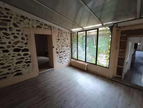 Immeuble en pierre avec toiture récente – Quartier historique de Tulle