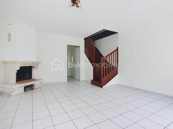 Maison de ville traversante (EST-OUEST) de 85m² sur une parcelle de 117m² dans un cadre verdoyant et proche de la gare à Serris bourg.
Sur 3 niveaux, elle se compose de : 
Rez-de-chaussée : Une entrée avec placard, WC séparé, une cuisine indépendante (8m²) & aménagée et un séjour (21m²) chaleureux avec cheminée.
1er étage : Un palier desservant deux chambres (11.70m²& 13.80m²)et une salle de bain (5.64m²)
2ème étage : Une suite parentale (11.05m²) avec sa salle d’eau privative et son espace dressing.
Grenier non aménageable de 3.63m²
Extérieur : 
Jardin de 46m²à l'arrière arboré avec une terrasse récente, jardinet de 7 m² devant la maison.
Un garage fermé de 13.75 m² complète ce bien. (possibilité de se garer devant l'entrée de la maison également)

Informations utiles : 
* Peinture refaite au RDC et dans la suite parentale. 
* Toiture nettoyée récemment 
* Taxe Foncière 2025 : 1113 €
* DPE : C/C
* Sans copropriété, pas de charges !

📍 Une situation géographique privilégiée :
Écoles (Groupe scolaire Robert Doisneau) : 5 minutes à pied.
Transports : Gare RER A, 10 minutes à pied.
Commerces : Tous les services du bourg et Centre commercial Val d'Europe immédiatement.

Une visite s’impose pour découvrir tout son potentiel et son charme !
* Pour vous accompagner au mieux, merci de munir d'une pièce d'identité. 
Un point sur le financement sera également effectué en amont de la visite. *