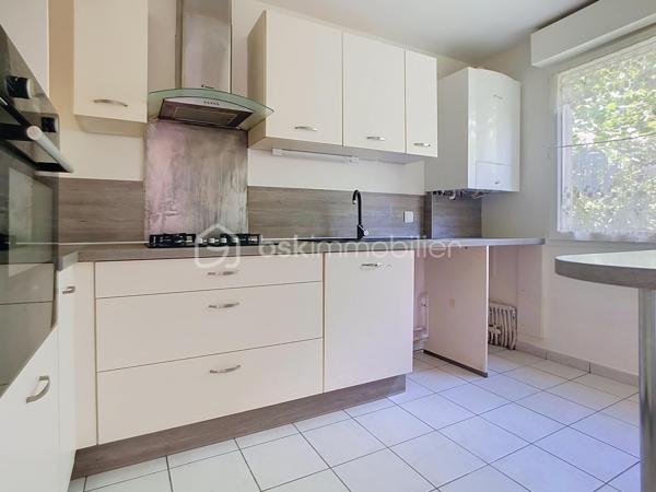 Maison de ville traversante (EST-OUEST) de 85m² sur une parcelle de 117m² dans un cadre verdoyant et proche de la gare à Serris bourg.
Sur 3 niveaux, elle se compose de : 
Rez-de-chaussée : Une entrée avec placard, WC séparé, une cuisine indépendante (8m²) & aménagée et un séjour (21m²) chaleureux avec cheminée.
1er étage : Un palier desservant deux chambres (11.70m²& 13.80m²)et une salle de bain (5.64m²)
2ème étage : Une suite parentale (11.05m²) avec sa salle d’eau privative et son espace dressing.
Grenier non aménageable de 3.63m²
Extérieur : 
Jardin de 46m²à l'arrière arboré avec une terrasse récente, jardinet de 7 m² devant la maison.
Un garage fermé de 13.75 m² complète ce bien. (possibilité de se garer devant l'entrée de la maison également)

Informations utiles : 
* Peinture refaite au RDC et dans la suite parentale. 
* Toiture nettoyée récemment 
* Taxe Foncière 2025 : 1113 €
* DPE : C/C
* Sans copropriété, pas de charges !

📍 Une situation géographique privilégiée :
Écoles (Groupe scolaire Robert Doisneau) : 5 minutes à pied.
Transports : Gare RER A, 10 minutes à pied.
Commerces : Tous les services du bourg et Centre commercial Val d'Europe immédiatement.

Une visite s’impose pour découvrir tout son potentiel et son charme !
* Pour vous accompagner au mieux, merci de munir d'une pièce d'identité. 
Un point sur le financement sera également effectué en amont de la visite. *