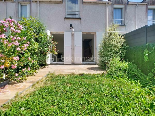Maison de ville traversante (EST-OUEST) de 85m² sur une parcelle de 117m² dans un cadre verdoyant et proche de la gare à Serris bourg.
Sur 3 niveaux, elle se compose de : 
Rez-de-chaussée : Une entrée avec placard, WC séparé, une cuisine indépendante (8m²) & aménagée et un séjour (21m²) chaleureux avec cheminée.
1er étage : Un palier desservant deux chambres (11.70m²& 13.80m²)et une salle de bain (5.64m²)
2ème étage : Une suite parentale (11.05m²) avec sa salle d’eau privative et son espace dressing.
Grenier non aménageable de 3.63m²
Extérieur : 
Jardin de 46m²à l'arrière arboré avec une terrasse récente, jardinet de 7 m² devant la maison.
Un garage fermé de 13.75 m² complète ce bien. (possibilité de se garer devant l'entrée de la maison également)

Informations utiles : 
* Peinture refaite au RDC et dans la suite parentale. 
* Toiture nettoyée récemment 
* Taxe Foncière 2025 : 1113 €
* DPE : C/C
* Sans copropriété, pas de charges !

📍 Une situation géographique privilégiée :
Écoles (Groupe scolaire Robert Doisneau) : 5 minutes à pied.
Transports : Gare RER A, 10 minutes à pied.
Commerces : Tous les services du bourg et Centre commercial Val d'Europe immédiatement.

Une visite s’impose pour découvrir tout son potentiel et son charme !
* Pour vous accompagner au mieux, merci de munir d'une pièce d'identité. 
Un point sur le financement sera également effectué en amont de la visite. *