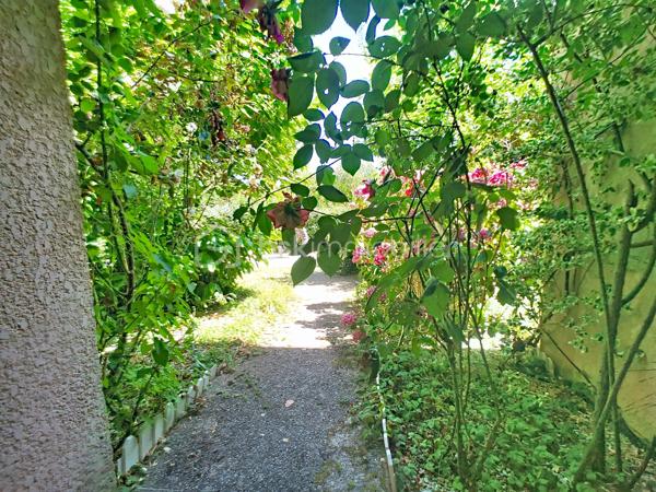 Maison de ville traversante (EST-OUEST) de 85m² sur une parcelle de 117m² dans un cadre verdoyant et proche de la gare à Serris bourg.
Sur 3 niveaux, elle se compose de : 
Rez-de-chaussée : Une entrée avec placard, WC séparé, une cuisine indépendante (8m²) & aménagée et un séjour (21m²) chaleureux avec cheminée.
1er étage : Un palier desservant deux chambres (11.70m²& 13.80m²)et une salle de bain (5.64m²)
2ème étage : Une suite parentale (11.05m²) avec sa salle d’eau privative et son espace dressing.
Grenier non aménageable de 3.63m²
Extérieur : 
Jardin de 46m²à l'arrière arboré avec une terrasse récente, jardinet de 7 m² devant la maison.
Un garage fermé de 13.75 m² complète ce bien. (possibilité de se garer devant l'entrée de la maison également)

Informations utiles : 
* Peinture refaite au RDC et dans la suite parentale. 
* Toiture nettoyée récemment 
* Taxe Foncière 2025 : 1113 €
* DPE : C/C
* Sans copropriété, pas de charges !

📍 Une situation géographique privilégiée :
Écoles (Groupe scolaire Robert Doisneau) : 5 minutes à pied.
Transports : Gare RER A, 10 minutes à pied.
Commerces : Tous les services du bourg et Centre commercial Val d'Europe immédiatement.

Une visite s’impose pour découvrir tout son potentiel et son charme !
* Pour vous accompagner au mieux, merci de munir d'une pièce d'identité. 
Un point sur le financement sera également effectué en amont de la visite. *