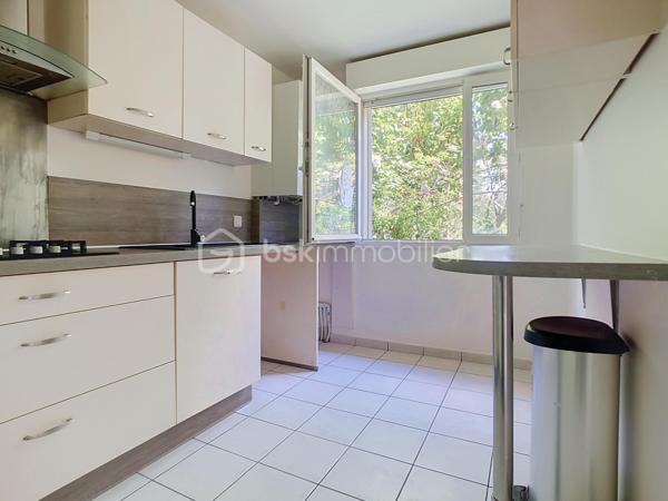 Maison de ville traversante (EST-OUEST) de 85m² sur une parcelle de 117m² dans un cadre verdoyant et proche de la gare à Serris bourg.
Sur 3 niveaux, elle se compose de : 
Rez-de-chaussée : Une entrée avec placard, WC séparé, une cuisine indépendante (8m²) & aménagée et un séjour (21m²) chaleureux avec cheminée.
1er étage : Un palier desservant deux chambres (11.70m²& 13.80m²)et une salle de bain (5.64m²)
2ème étage : Une suite parentale (11.05m²) avec sa salle d’eau privative et son espace dressing.
Grenier non aménageable de 3.63m²
Extérieur : 
Jardin de 46m²à l'arrière arboré avec une terrasse récente, jardinet de 7 m² devant la maison.
Un garage fermé de 13.75 m² complète ce bien. (possibilité de se garer devant l'entrée de la maison également)

Informations utiles : 
* Peinture refaite au RDC et dans la suite parentale. 
* Toiture nettoyée récemment 
* Taxe Foncière 2025 : 1113 €
* DPE : C/C
* Sans copropriété, pas de charges !

📍 Une situation géographique privilégiée :
Écoles (Groupe scolaire Robert Doisneau) : 5 minutes à pied.
Transports : Gare RER A, 10 minutes à pied.
Commerces : Tous les services du bourg et Centre commercial Val d'Europe immédiatement.

Une visite s’impose pour découvrir tout son potentiel et son charme !
* Pour vous accompagner au mieux, merci de munir d'une pièce d'identité. 
Un point sur le financement sera également effectué en amont de la visite. *