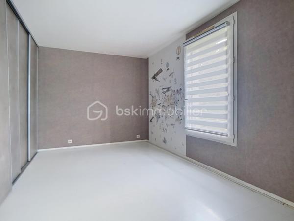 Maison de ville traversante (EST-OUEST) de 85m² sur une parcelle de 117m² dans un cadre verdoyant et proche de la gare à Serris bourg.
Sur 3 niveaux, elle se compose de : 
Rez-de-chaussée : Une entrée avec placard, WC séparé, une cuisine indépendante (8m²) & aménagée et un séjour (21m²) chaleureux avec cheminée.
1er étage : Un palier desservant deux chambres (11.70m²& 13.80m²)et une salle de bain (5.64m²)
2ème étage : Une suite parentale (11.05m²) avec sa salle d’eau privative et son espace dressing.
Grenier non aménageable de 3.63m²
Extérieur : 
Jardin de 46m²à l'arrière arboré avec une terrasse récente, jardinet de 7 m² devant la maison.
Un garage fermé de 13.75 m² complète ce bien. (possibilité de se garer devant l'entrée de la maison également)

Informations utiles : 
* Peinture refaite au RDC et dans la suite parentale. 
* Toiture nettoyée récemment 
* Taxe Foncière 2025 : 1113 €
* DPE : C/C
* Sans copropriété, pas de charges !

📍 Une situation géographique privilégiée :
Écoles (Groupe scolaire Robert Doisneau) : 5 minutes à pied.
Transports : Gare RER A, 10 minutes à pied.
Commerces : Tous les services du bourg et Centre commercial Val d'Europe immédiatement.

Une visite s’impose pour découvrir tout son potentiel et son charme !
* Pour vous accompagner au mieux, merci de munir d'une pièce d'identité. 
Un point sur le financement sera également effectué en amont de la visite. *