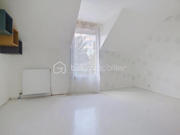 Maison de ville traversante (EST-OUEST) de 85m² sur une parcelle de 117m² dans un cadre verdoyant et proche de la gare à Serris bourg.
Sur 3 niveaux, elle se compose de : 
Rez-de-chaussée : Une entrée avec placard, WC séparé, une cuisine indépendante (8m²) & aménagée et un séjour (21m²) chaleureux avec cheminée.
1er étage : Un palier desservant deux chambres (11.70m²& 13.80m²)et une salle de bain (5.64m²)
2ème étage : Une suite parentale (11.05m²) avec sa salle d’eau privative et son espace dressing.
Grenier non aménageable de 3.63m²
Extérieur : 
Jardin de 46m²à l'arrière arboré avec une terrasse récente, jardinet de 7 m² devant la maison.
Un garage fermé de 13.75 m² complète ce bien. (possibilité de se garer devant l'entrée de la maison également)

Informations utiles : 
* Peinture refaite au RDC et dans la suite parentale. 
* Toiture nettoyée récemment 
* Taxe Foncière 2025 : 1113 €
* DPE : C/C
* Sans copropriété, pas de charges !

📍 Une situation géographique privilégiée :
Écoles (Groupe scolaire Robert Doisneau) : 5 minutes à pied.
Transports : Gare RER A, 10 minutes à pied.
Commerces : Tous les services du bourg et Centre commercial Val d'Europe immédiatement.

Une visite s’impose pour découvrir tout son potentiel et son charme !
* Pour vous accompagner au mieux, merci de munir d'une pièce d'identité. 
Un point sur le financement sera également effectué en amont de la visite. *