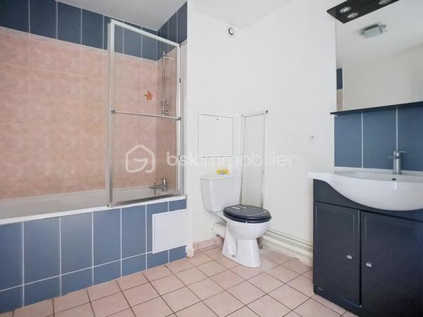 Maison de ville traversante (EST-OUEST) de 85m² sur une parcelle de 117m² dans un cadre verdoyant et proche de la gare à Serris bourg.
Sur 3 niveaux, elle se compose de : 
Rez-de-chaussée : Une entrée avec placard, WC séparé, une cuisine indépendante (8m²) & aménagée et un séjour (21m²) chaleureux avec cheminée.
1er étage : Un palier desservant deux chambres (11.70m²& 13.80m²)et une salle de bain (5.64m²)
2ème étage : Une suite parentale (11.05m²) avec sa salle d’eau privative et son espace dressing.
Grenier non aménageable de 3.63m²
Extérieur : 
Jardin de 46m²à l'arrière arboré avec une terrasse récente, jardinet de 7 m² devant la maison.
Un garage fermé de 13.75 m² complète ce bien. (possibilité de se garer devant l'entrée de la maison également)

Informations utiles : 
* Peinture refaite au RDC et dans la suite parentale. 
* Toiture nettoyée récemment 
* Taxe Foncière 2025 : 1113 €
* DPE : C/C
* Sans copropriété, pas de charges !

📍 Une situation géographique privilégiée :
Écoles (Groupe scolaire Robert Doisneau) : 5 minutes à pied.
Transports : Gare RER A, 10 minutes à pied.
Commerces : Tous les services du bourg et Centre commercial Val d'Europe immédiatement.

Une visite s’impose pour découvrir tout son potentiel et son charme !
* Pour vous accompagner au mieux, merci de munir d'une pièce d'identité. 
Un point sur le financement sera également effectué en amont de la visite. *