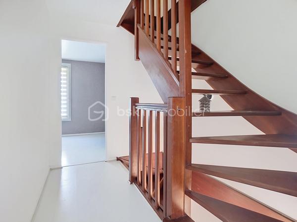 Maison de ville traversante (EST-OUEST) de 85m² sur une parcelle de 117m² dans un cadre verdoyant et proche de la gare à Serris bourg.
Sur 3 niveaux, elle se compose de : 
Rez-de-chaussée : Une entrée avec placard, WC séparé, une cuisine indépendante (8m²) & aménagée et un séjour (21m²) chaleureux avec cheminée.
1er étage : Un palier desservant deux chambres (11.70m²& 13.80m²)et une salle de bain (5.64m²)
2ème étage : Une suite parentale (11.05m²) avec sa salle d’eau privative et son espace dressing.
Grenier non aménageable de 3.63m²
Extérieur : 
Jardin de 46m²à l'arrière arboré avec une terrasse récente, jardinet de 7 m² devant la maison.
Un garage fermé de 13.75 m² complète ce bien. (possibilité de se garer devant l'entrée de la maison également)

Informations utiles : 
* Peinture refaite au RDC et dans la suite parentale. 
* Toiture nettoyée récemment 
* Taxe Foncière 2025 : 1113 €
* DPE : C/C
* Sans copropriété, pas de charges !

📍 Une situation géographique privilégiée :
Écoles (Groupe scolaire Robert Doisneau) : 5 minutes à pied.
Transports : Gare RER A, 10 minutes à pied.
Commerces : Tous les services du bourg et Centre commercial Val d'Europe immédiatement.

Une visite s’impose pour découvrir tout son potentiel et son charme !
* Pour vous accompagner au mieux, merci de munir d'une pièce d'identité. 
Un point sur le financement sera également effectué en amont de la visite. *