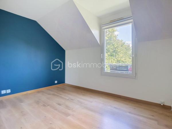 Maison de ville traversante (EST-OUEST) de 85m² sur une parcelle de 117m² dans un cadre verdoyant et proche de la gare à Serris bourg.
Sur 3 niveaux, elle se compose de : 
Rez-de-chaussée : Une entrée avec placard, WC séparé, une cuisine indépendante (8m²) & aménagée et un séjour (21m²) chaleureux avec cheminée.
1er étage : Un palier desservant deux chambres (11.70m²& 13.80m²)et une salle de bain (5.64m²)
2ème étage : Une suite parentale (11.05m²) avec sa salle d’eau privative et son espace dressing.
Grenier non aménageable de 3.63m²
Extérieur : 
Jardin de 46m²à l'arrière arboré avec une terrasse récente, jardinet de 7 m² devant la maison.
Un garage fermé de 13.75 m² complète ce bien. (possibilité de se garer devant l'entrée de la maison également)

Informations utiles : 
* Peinture refaite au RDC et dans la suite parentale. 
* Toiture nettoyée récemment 
* Taxe Foncière 2025 : 1113 €
* DPE : C/C
* Sans copropriété, pas de charges !

📍 Une situation géographique privilégiée :
Écoles (Groupe scolaire Robert Doisneau) : 5 minutes à pied.
Transports : Gare RER A, 10 minutes à pied.
Commerces : Tous les services du bourg et Centre commercial Val d'Europe immédiatement.

Une visite s’impose pour découvrir tout son potentiel et son charme !
* Pour vous accompagner au mieux, merci de munir d'une pièce d'identité. 
Un point sur le financement sera également effectué en amont de la visite. *