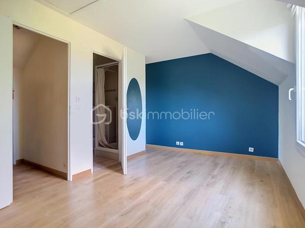 Maison de ville traversante (EST-OUEST) de 85m² sur une parcelle de 117m² dans un cadre verdoyant et proche de la gare à Serris bourg.
Sur 3 niveaux, elle se compose de : 
Rez-de-chaussée : Une entrée avec placard, WC séparé, une cuisine indépendante (8m²) & aménagée et un séjour (21m²) chaleureux avec cheminée.
1er étage : Un palier desservant deux chambres (11.70m²& 13.80m²)et une salle de bain (5.64m²)
2ème étage : Une suite parentale (11.05m²) avec sa salle d’eau privative et son espace dressing.
Grenier non aménageable de 3.63m²
Extérieur : 
Jardin de 46m²à l'arrière arboré avec une terrasse récente, jardinet de 7 m² devant la maison.
Un garage fermé de 13.75 m² complète ce bien. (possibilité de se garer devant l'entrée de la maison également)

Informations utiles : 
* Peinture refaite au RDC et dans la suite parentale. 
* Toiture nettoyée récemment 
* Taxe Foncière 2025 : 1113 €
* DPE : C/C
* Sans copropriété, pas de charges !

📍 Une situation géographique privilégiée :
Écoles (Groupe scolaire Robert Doisneau) : 5 minutes à pied.
Transports : Gare RER A, 10 minutes à pied.
Commerces : Tous les services du bourg et Centre commercial Val d'Europe immédiatement.

Une visite s’impose pour découvrir tout son potentiel et son charme !
* Pour vous accompagner au mieux, merci de munir d'une pièce d'identité. 
Un point sur le financement sera également effectué en amont de la visite. *