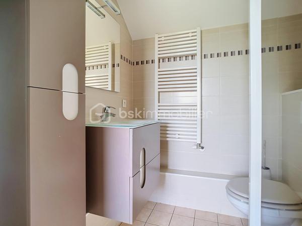 Maison de ville traversante (EST-OUEST) de 85m² sur une parcelle de 117m² dans un cadre verdoyant et proche de la gare à Serris bourg.
Sur 3 niveaux, elle se compose de : 
Rez-de-chaussée : Une entrée avec placard, WC séparé, une cuisine indépendante (8m²) & aménagée et un séjour (21m²) chaleureux avec cheminée.
1er étage : Un palier desservant deux chambres (11.70m²& 13.80m²)et une salle de bain (5.64m²)
2ème étage : Une suite parentale (11.05m²) avec sa salle d’eau privative et son espace dressing.
Grenier non aménageable de 3.63m²
Extérieur : 
Jardin de 46m²à l'arrière arboré avec une terrasse récente, jardinet de 7 m² devant la maison.
Un garage fermé de 13.75 m² complète ce bien. (possibilité de se garer devant l'entrée de la maison également)

Informations utiles : 
* Peinture refaite au RDC et dans la suite parentale. 
* Toiture nettoyée récemment 
* Taxe Foncière 2025 : 1113 €
* DPE : C/C
* Sans copropriété, pas de charges !

📍 Une situation géographique privilégiée :
Écoles (Groupe scolaire Robert Doisneau) : 5 minutes à pied.
Transports : Gare RER A, 10 minutes à pied.
Commerces : Tous les services du bourg et Centre commercial Val d'Europe immédiatement.

Une visite s’impose pour découvrir tout son potentiel et son charme !
* Pour vous accompagner au mieux, merci de munir d'une pièce d'identité. 
Un point sur le financement sera également effectué en amont de la visite. *