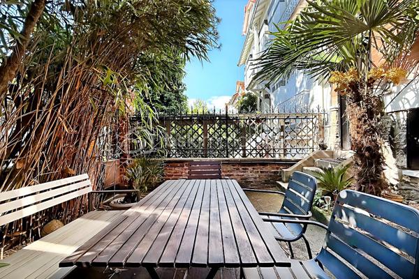 Au détour d'une discrète villa piétonne du très prisé quartier de la Mouzaïa, à quelques minutes du métro Danube, se cache une maison pleine de charme d'environ 106 m², véritable havre de paix au cœur de Paris.

Dès l'ouverture de la grille, le charme opère. Un agréable jardin arboré de 23 m² accueille vos déjeuners ensoleillés, vos dîners d'été et vos moments de détente dans un calme absolu. Ici, seuls le chant des oiseaux et l'atmosphère villageoise de la Mouzaïa accompagnent votre quotidien.

Cette maison traversante, baignée de lumière grâce à son exposition Est/Ouest, offre une qualité de vie rare. Quelques marches conduisent à un superbe espace de vie de 37 m² où la cuisine, tournée vers l'Est, profite du soleil matinal et s'ouvre sur une charmante terrasse idéale pour les petits-déjeuners en plein air. Côté Ouest, le salon-séjour prolonge naturellement la pièce de vie vers le jardin, créant une atmosphère chaleureuse et conviviale. Un WC indépendant avec fenêtre complète ce niveau.

Un élégant escalier en bois blanchi mène à une belle suite parentale mansardée, dotée de rangements intégrés et de sa salle d'eau privative, offrant un véritable cocon sous les toits.

En rez-de-jardin, l'espace nuit accueille deux chambres, dont une avec accès direct au jardin par porte-fenêtre. Une vaste salle de bains esprit hammam en béton ciré, avec WC, une buanderie ainsi que de nombreux espaces de rangement viennent compléter ce niveau.

Cette maison de caractère, en pleine propriété, construite en 1929, séduit par son authenticité, sa luminosité et son environnement exceptionnel. Une adresse confidentielle et recherchée, offrant l'impression de vivre à la campagne tout en profitant de la vie parisienne.

**Un bien rare dans l'un des quartiers les plus charmants et convoités du 19e arrondissement.**