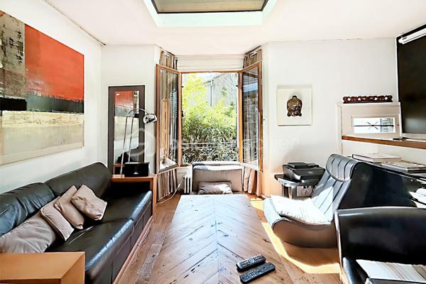 Au détour d'une discrète villa piétonne du très prisé quartier de la Mouzaïa, à quelques minutes du métro Danube, se cache une maison pleine de charme d'environ 106 m², véritable havre de paix au cœur de Paris.

Dès l'ouverture de la grille, le charme opère. Un agréable jardin arboré de 23 m² accueille vos déjeuners ensoleillés, vos dîners d'été et vos moments de détente dans un calme absolu. Ici, seuls le chant des oiseaux et l'atmosphère villageoise de la Mouzaïa accompagnent votre quotidien.

Cette maison traversante, baignée de lumière grâce à son exposition Est/Ouest, offre une qualité de vie rare. Quelques marches conduisent à un superbe espace de vie de 37 m² où la cuisine, tournée vers l'Est, profite du soleil matinal et s'ouvre sur une charmante terrasse idéale pour les petits-déjeuners en plein air. Côté Ouest, le salon-séjour prolonge naturellement la pièce de vie vers le jardin, créant une atmosphère chaleureuse et conviviale. Un WC indépendant avec fenêtre complète ce niveau.

Un élégant escalier en bois blanchi mène à une belle suite parentale mansardée, dotée de rangements intégrés et de sa salle d'eau privative, offrant un véritable cocon sous les toits.

En rez-de-jardin, l'espace nuit accueille deux chambres, dont une avec accès direct au jardin par porte-fenêtre. Une vaste salle de bains esprit hammam en béton ciré, avec WC, une buanderie ainsi que de nombreux espaces de rangement viennent compléter ce niveau.

Cette maison de caractère, en pleine propriété, construite en 1929, séduit par son authenticité, sa luminosité et son environnement exceptionnel. Une adresse confidentielle et recherchée, offrant l'impression de vivre à la campagne tout en profitant de la vie parisienne.

**Un bien rare dans l'un des quartiers les plus charmants et convoités du 19e arrondissement.**