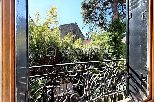 Au détour d'une discrète villa piétonne du très prisé quartier de la Mouzaïa, à quelques minutes du métro Danube, se cache une maison pleine de charme d'environ 106 m², véritable havre de paix au cœur de Paris.

Dès l'ouverture de la grille, le charme opère. Un agréable jardin arboré de 23 m² accueille vos déjeuners ensoleillés, vos dîners d'été et vos moments de détente dans un calme absolu. Ici, seuls le chant des oiseaux et l'atmosphère villageoise de la Mouzaïa accompagnent votre quotidien.

Cette maison traversante, baignée de lumière grâce à son exposition Est/Ouest, offre une qualité de vie rare. Quelques marches conduisent à un superbe espace de vie de 37 m² où la cuisine, tournée vers l'Est, profite du soleil matinal et s'ouvre sur une charmante terrasse idéale pour les petits-déjeuners en plein air. Côté Ouest, le salon-séjour prolonge naturellement la pièce de vie vers le jardin, créant une atmosphère chaleureuse et conviviale. Un WC indépendant avec fenêtre complète ce niveau.

Un élégant escalier en bois blanchi mène à une belle suite parentale mansardée, dotée de rangements intégrés et de sa salle d'eau privative, offrant un véritable cocon sous les toits.

En rez-de-jardin, l'espace nuit accueille deux chambres, dont une avec accès direct au jardin par porte-fenêtre. Une vaste salle de bains esprit hammam en béton ciré, avec WC, une buanderie ainsi que de nombreux espaces de rangement viennent compléter ce niveau.

Cette maison de caractère, en pleine propriété, construite en 1929, séduit par son authenticité, sa luminosité et son environnement exceptionnel. Une adresse confidentielle et recherchée, offrant l'impression de vivre à la campagne tout en profitant de la vie parisienne.

**Un bien rare dans l'un des quartiers les plus charmants et convoités du 19e arrondissement.**