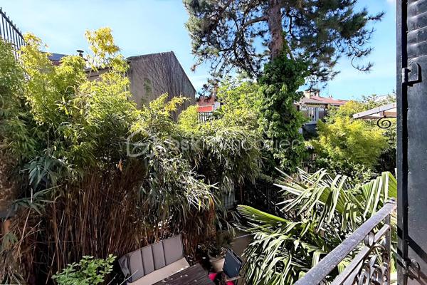 Au détour d'une discrète villa piétonne du très prisé quartier de la Mouzaïa, à quelques minutes du métro Danube, se cache une maison pleine de charme d'environ 106 m², véritable havre de paix au cœur de Paris.

Dès l'ouverture de la grille, le charme opère. Un agréable jardin arboré de 23 m² accueille vos déjeuners ensoleillés, vos dîners d'été et vos moments de détente dans un calme absolu. Ici, seuls le chant des oiseaux et l'atmosphère villageoise de la Mouzaïa accompagnent votre quotidien.

Cette maison traversante, baignée de lumière grâce à son exposition Est/Ouest, offre une qualité de vie rare. Quelques marches conduisent à un superbe espace de vie de 37 m² où la cuisine, tournée vers l'Est, profite du soleil matinal et s'ouvre sur une charmante terrasse idéale pour les petits-déjeuners en plein air. Côté Ouest, le salon-séjour prolonge naturellement la pièce de vie vers le jardin, créant une atmosphère chaleureuse et conviviale. Un WC indépendant avec fenêtre complète ce niveau.

Un élégant escalier en bois blanchi mène à une belle suite parentale mansardée, dotée de rangements intégrés et de sa salle d'eau privative, offrant un véritable cocon sous les toits.

En rez-de-jardin, l'espace nuit accueille deux chambres, dont une avec accès direct au jardin par porte-fenêtre. Une vaste salle de bains esprit hammam en béton ciré, avec WC, une buanderie ainsi que de nombreux espaces de rangement viennent compléter ce niveau.

Cette maison de caractère, en pleine propriété, construite en 1929, séduit par son authenticité, sa luminosité et son environnement exceptionnel. Une adresse confidentielle et recherchée, offrant l'impression de vivre à la campagne tout en profitant de la vie parisienne.

**Un bien rare dans l'un des quartiers les plus charmants et convoités du 19e arrondissement.**